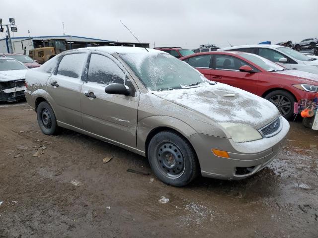 1FAFP34N45W207420 - 2005 FORD FOCUS ZX4 GOLD photo 4