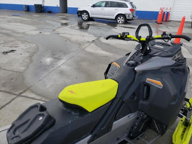 2BPSTJPB1PV000397 - 2023 SKI DOO SUMMIT X 8 GRAY photo 5