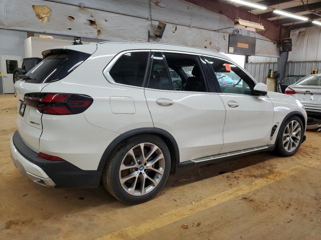 5UX43EU04R9U03843 - 2024 BMW X5 XDRIVE50E WHITE photo 3