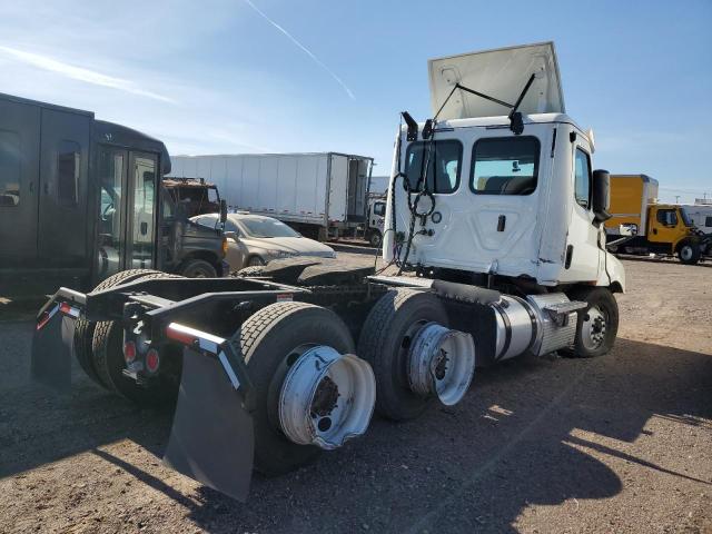 3AKJHLFG4LSLP4260 - 2020 FREIGHTLINER CASCADIA 1 WHITE photo 4