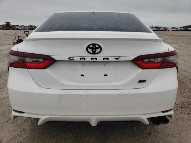 4T1G11AKXRU886458 - 2024 TOYOTA CAMRY SE NIGHT SHADE WHITE photo 6