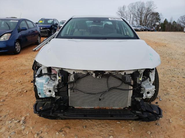 4T1G11AK6RU204806 - 2024 TOYOTA CAMRY SE NIGHT SHADE WHITE photo 5