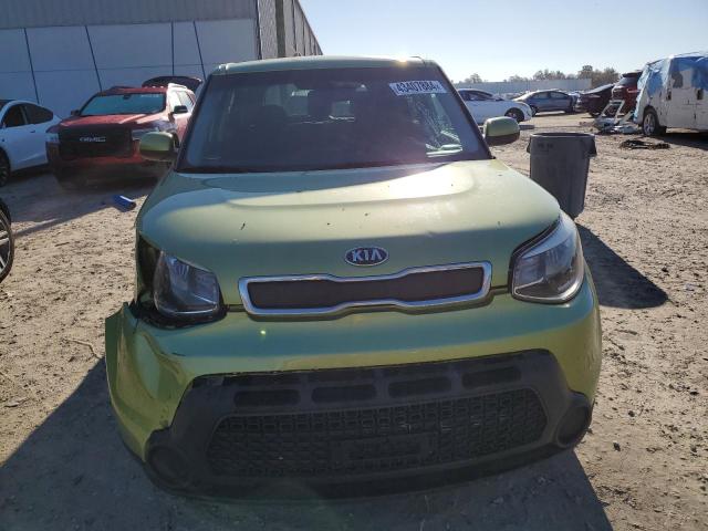 KNDJN2A22F7792945 - 2015 KIA SOUL GREEN photo 5