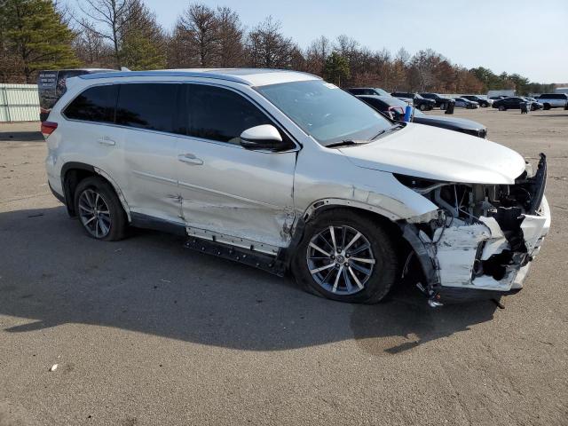 5TDJZRFH9KS588038 - 2019 TOYOTA HIGHLANDER SE WHITE photo 4