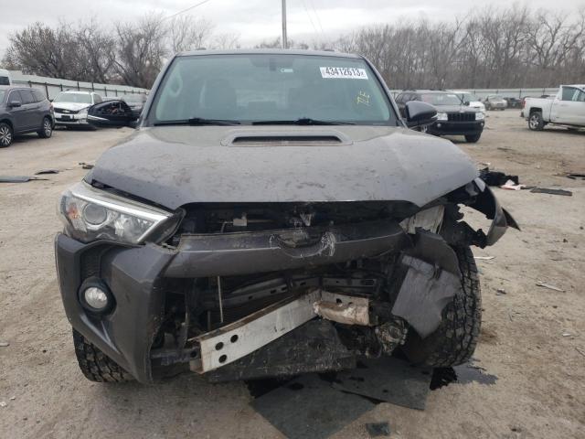 JTEBU5JR0J5555425 - 2018 TOYOTA 4RUNNER SR5/SR5 PREMIUM GRAY photo 5