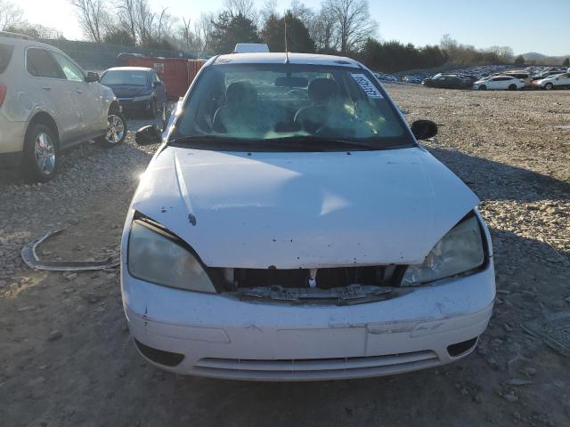 1FAFP34N05W241936 - 2005 FORD FOCUS ZX4 WHITE photo 5