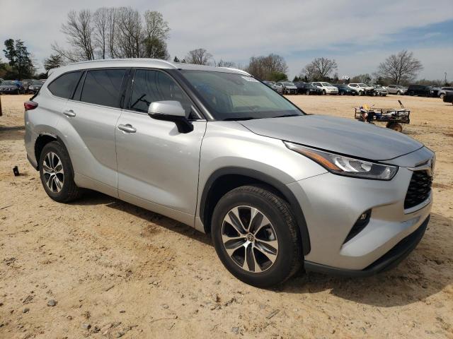 5TDGZRAH0LS503719 - 2020 TOYOTA HIGHLANDER XLE SILVER photo 4
