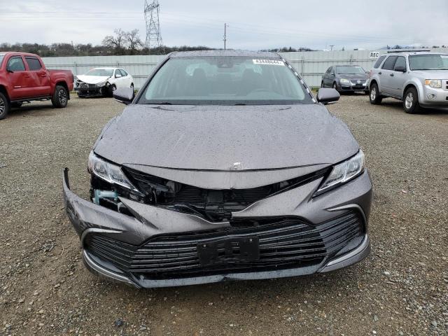 4T1C31AK6MU022248 - 2021 TOYOTA CAMRY LE GRAY photo 5