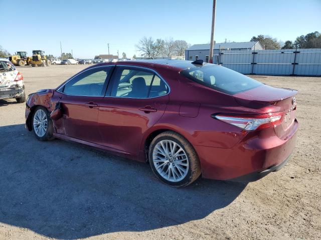 4T1F11AK2LU386426 - 2020 TOYOTA CAMRY XLE RED photo 2