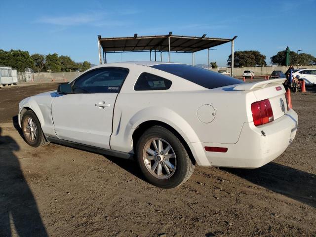 1ZVFT80N365255701 - 2006 FORD MUSTANG WHITE photo 2