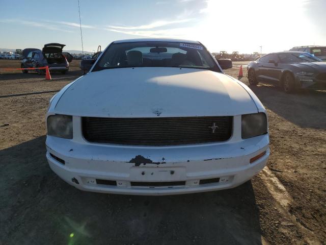 1ZVFT80N365255701 - 2006 FORD MUSTANG WHITE photo 5