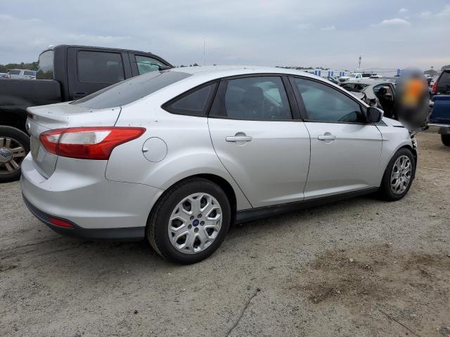 1FAHP3F26CL382066 - 2012 FORD FOCUS SE SILVER photo 3