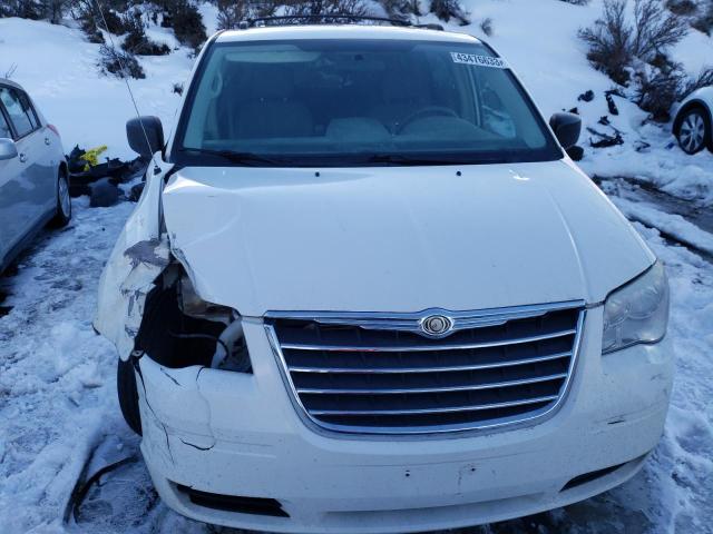 2A4RR4DE5AR368640 - 2010 CHRYSLER TOWN & COU LX WHITE photo 5