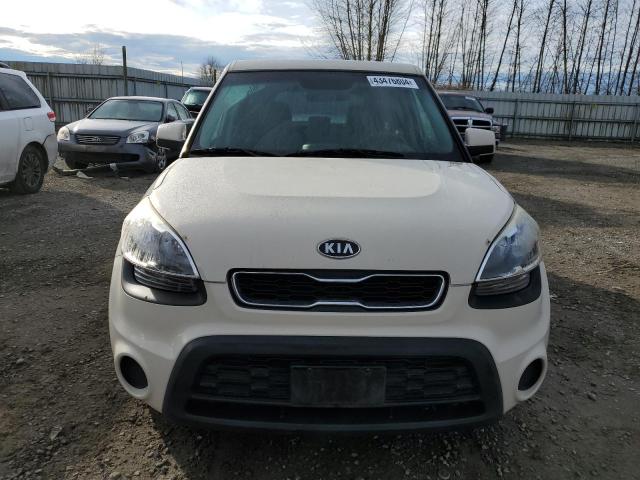 KNDJT2A55C7437845 - 2012 KIA SOUL WHITE photo 5