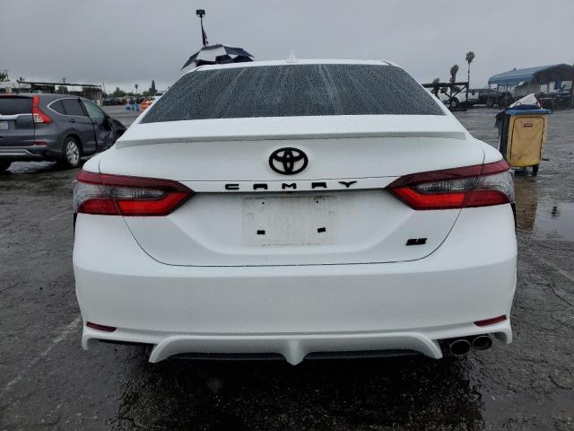 4T1G11AK6RU847625 - 2024 TOYOTA CAMRY SE NIGHT SHADE WHITE photo 6