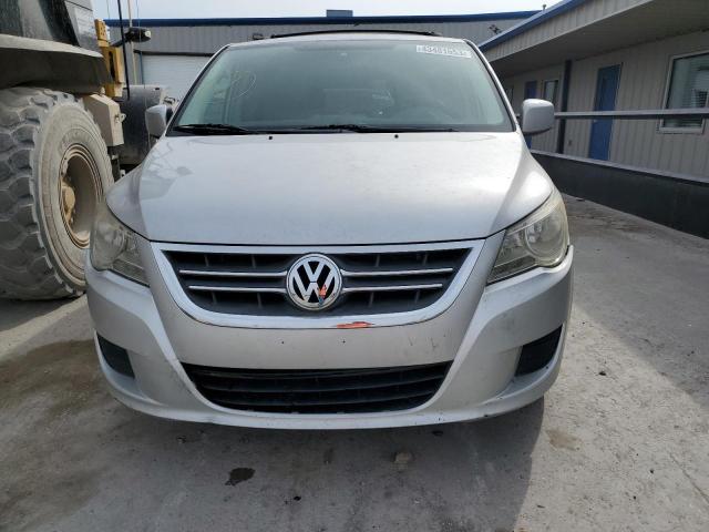 2V8HW54X49R598770 - 2009 VOLKSWAGEN ROUTAN SEL SILVER photo 5