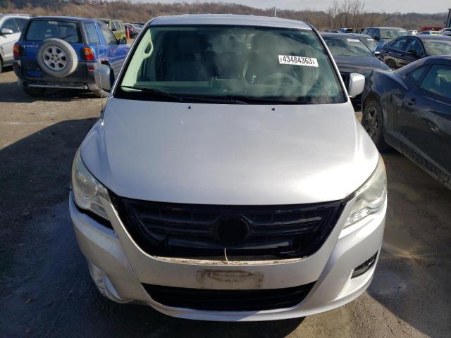 2V4RW3D10AR246036 - 2010 VOLKSWAGEN ROUTAN SE SILVER photo 5