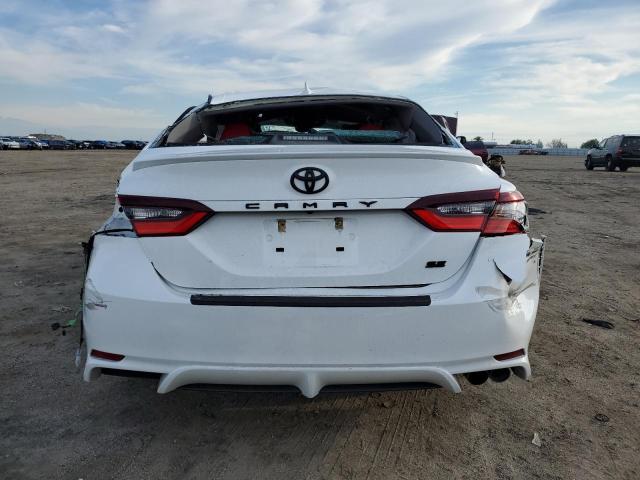 4T1G11AK2MU557441 - 2021 TOYOTA CAMRY SE WHITE photo 6