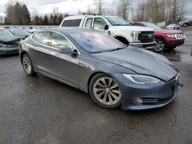 5YJSA1E24JF249605 - 2018 TESLA MODEL S ნაცრისფერი ფოტო 4