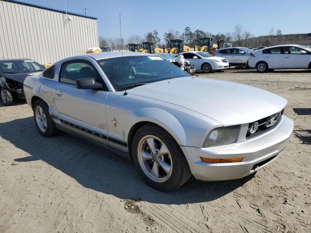 1ZVHT80N785203452 - 2008 FORD MUSTANG SILVER photo 4