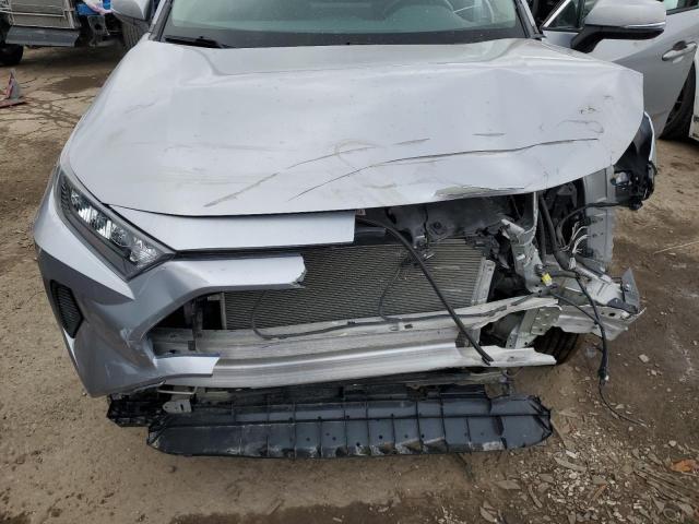 2T3K1RFV4KW003270 - 2019 TOYOTA RAV4 LE 银色 照片 11