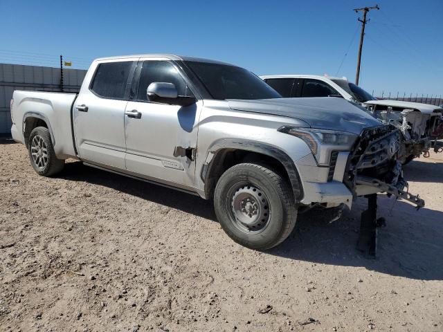 5TFNA5EC6PX011699 - 2023 TOYOTA TUNDRA CREWMAX PLATINUM Silber Foto 4