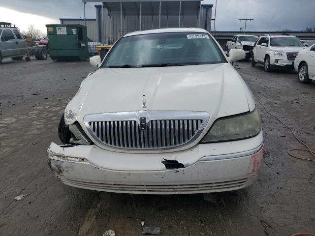 1LNHM82W53Y623011 - 2003 LINCOLN TOWN CAR SIGNATURE WHITE photo 5