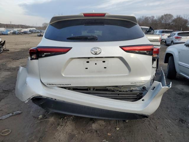 5TDGZRBH0NS242092 - 2022 TOYOTA HIGHLANDER XLE WHITE photo 6