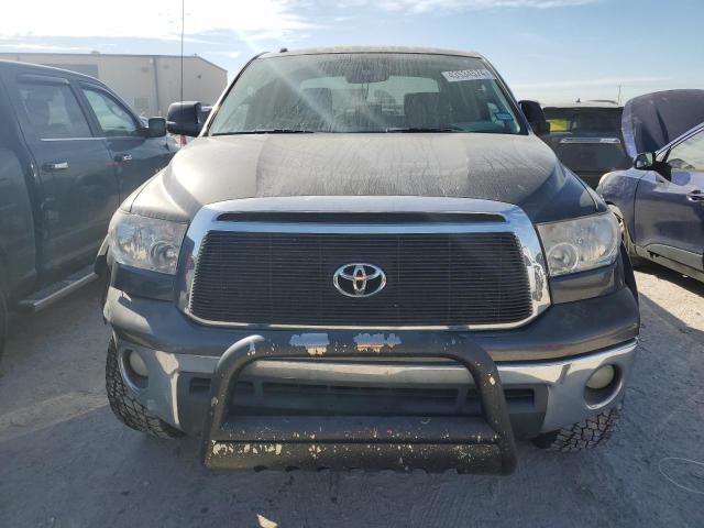 5TFDW5F10BX201291 - 2011 TOYOTA TUNDRA CREWMAX SR5 GRAY photo 5