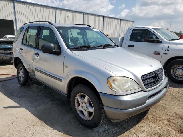 4JGAB54E0XA087481 - 1999 MERCEDES-BENZ ML 320 SILVER photo 4