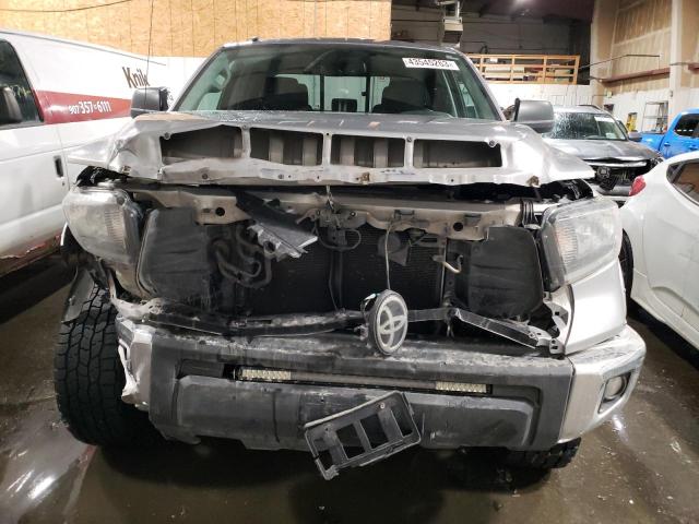 5TFUY5F19JX743448 - 2018 TOYOTA TUNDRA DOUBLE CAB SR/SR5 SILVER photo 5