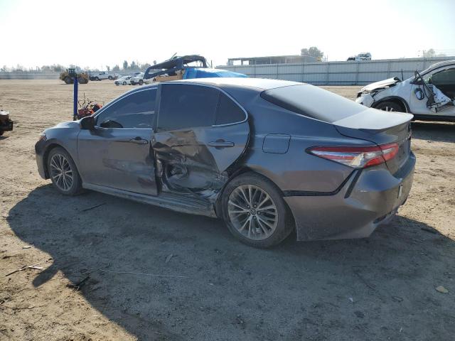 4T1B11HK1JU006140 - 2018 TOYOTA CAMRY L GRAY photo 2