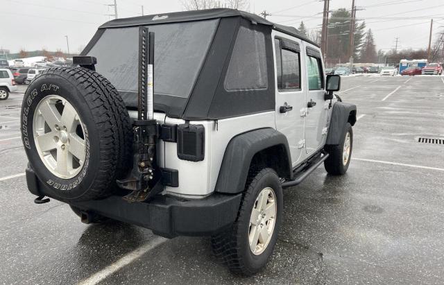 1J4HA3H16BL500982 - 2011 JEEP WRANGLER U SPORT فضي صورة 4