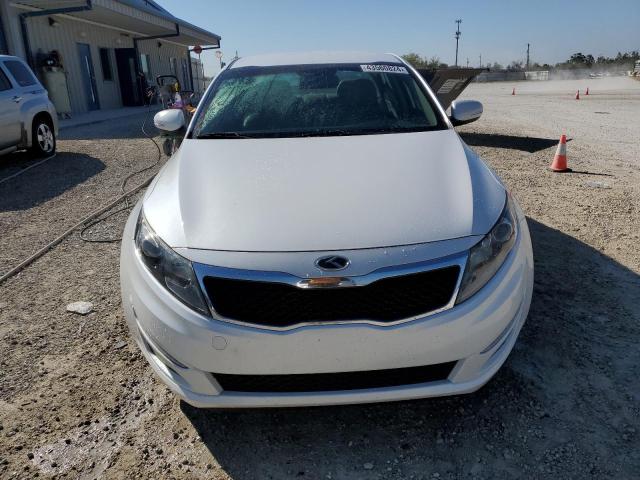 KNAGM4A73D5376946 - 2013 KIA OPTIMA LX WHITE photo 5