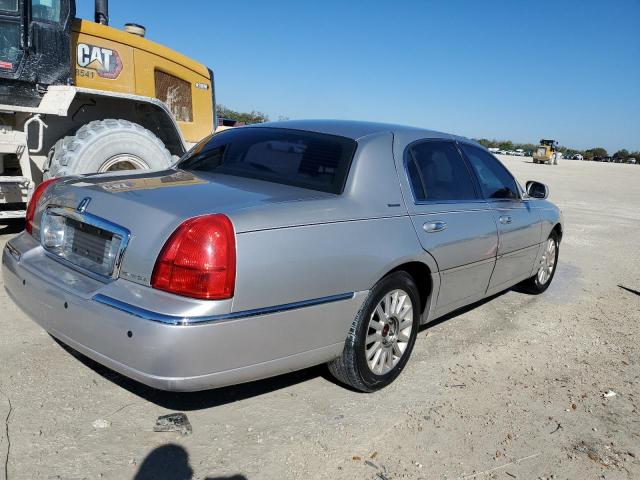 1LNHM81W43Y683024 - 2003 LINCOLN TOWN CAR EXECUTIVE SILVER photo 3