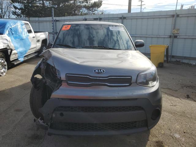 KNDJN2A2XH7459816 - 2017 KIA SOUL GRAY photo 5