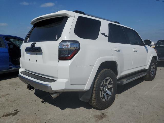 JTEBU5JR1J5577336 - 2018 TOYOTA 4RUNNER SR5/SR5 PREMIUM WHITE photo 3