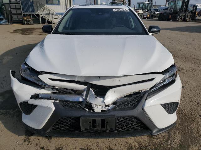 4T1G11AK9LU505111 - 2020 TOYOTA CAMRY SE WHITE photo 5