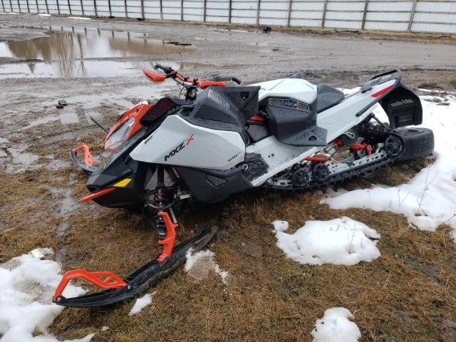 2BPSUTNJ5NV000032 - 2022 SKI DOO SNOWMOBILE BLACK photo 2