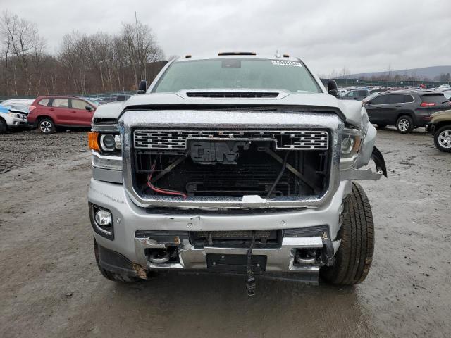 1GT12UEY8JF264974 - 2018 GMC SIERRA K2500 DENALI SILVER photo 5