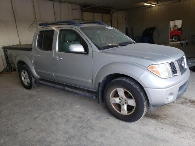 1N6AD07U57C413832 - 2007 NISSAN FRONTIER CREW CAB LE SILVER photo 4