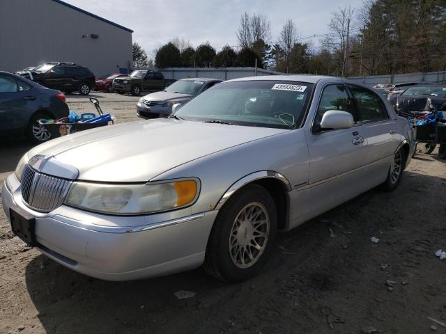 1LNHM82WX2Y665589 - 2002 LINCOLN TOWN CAR SIGNATURE SILVER photo 1