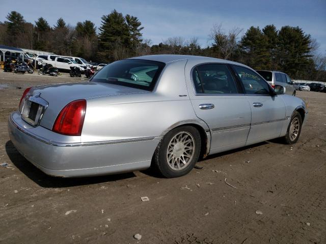 1LNHM82WX2Y665589 - 2002 LINCOLN TOWN CAR SIGNATURE SILVER photo 3