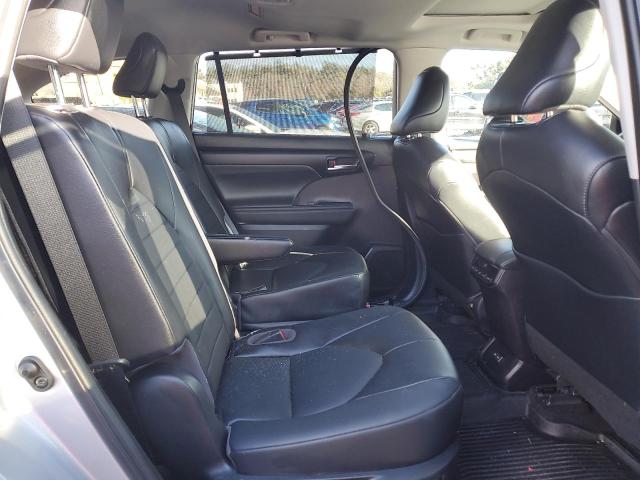 5TDGZRBH7NS588706 - 2022 TOYOTA HIGHLANDER XLE 银色 照片 11