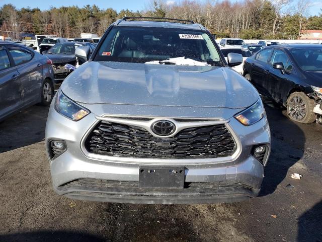 5TDGZRBH7NS588706 - 2022 TOYOTA HIGHLANDER XLE 银色 照片 5