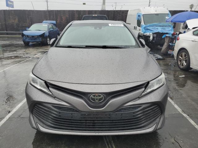 4T1B11HK2JU544846 - 2018 TOYOTA CAMRY L GRAY photo 5