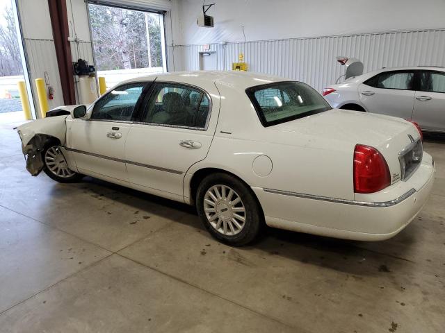 1LNHM82W33Y655214 - 2003 LINCOLN TOWN CAR SIGNATURE WHITE photo 2