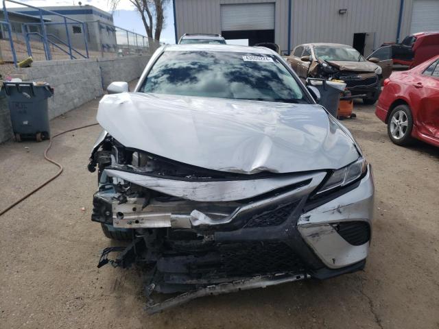 4T1B11HK3JU603970 - 2018 TOYOTA CAMRY L SILVER photo 5