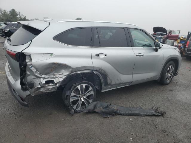 5TDGZRBH3MS065987 - 2021 TOYOTA HIGHLANDER XLE GRAY photo 3