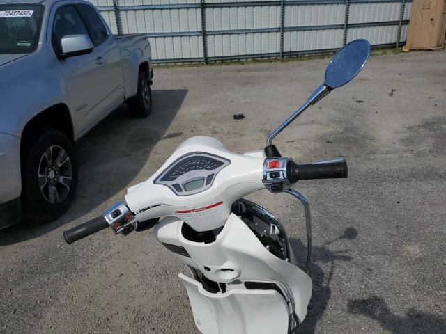ZAPM818G4M5904071 - 2021 PIAGGIO MOTORCYCLE WHITE photo 5